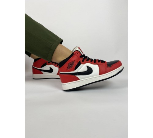 Женские кроссовки Nike Air Jordan 1 retro красные с черным/белым