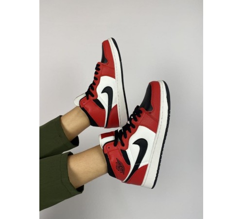 Женские кроссовки Nike Air Jordan 1 retro красные с черным/белым