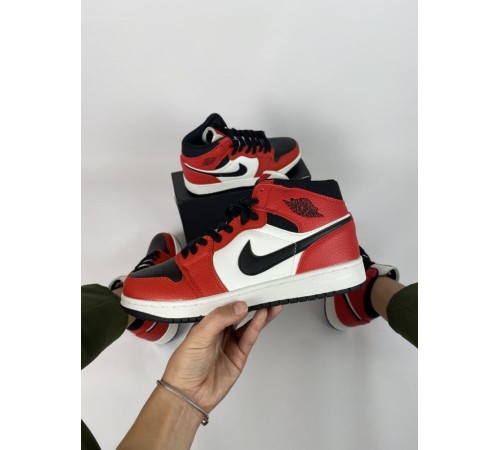 Женские кроссовки Nike Air Jordan 1 retro красные с черным/белым