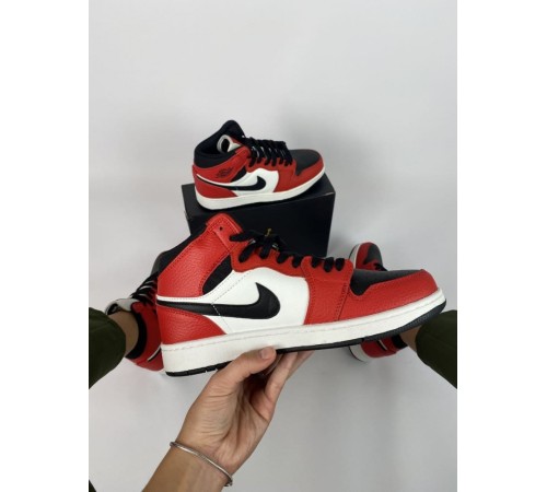 Женские кроссовки Nike Air Jordan 1 retro красные с черным/белым