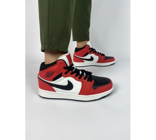 Женские кроссовки Nike Air Jordan 1 retro красные с черным/белым