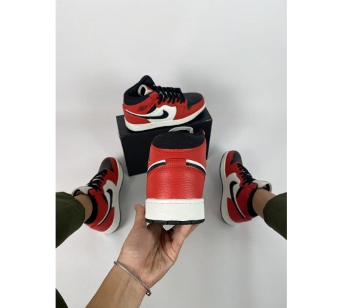 Женские кроссовки Nike Air Jordan 1 retro красные с черным/белым