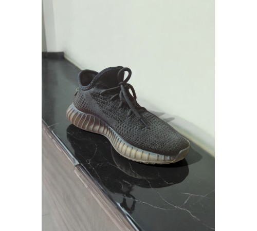 Кросівки Adidas Yeezy Boost 350 V2 чорного кольору