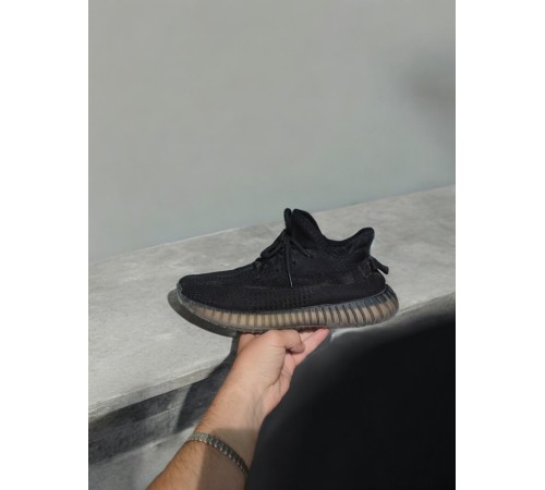 Кросівки Adidas Yeezy Boost 350 V2 чорного кольору