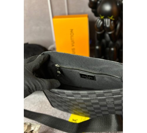 Сумка мессенджер Louis Vuitton District PM Damier Graphite с лого в углу черного  s067