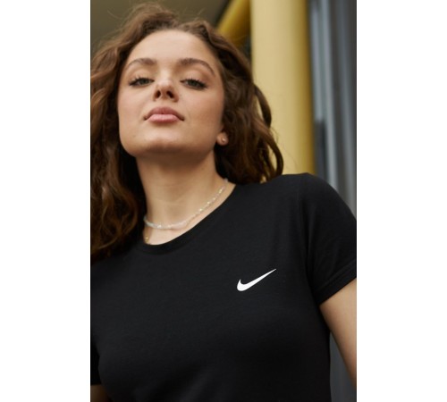 Жіноча футболка Nike чорна