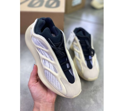 Кроссовки Adidas Yeezy Boost 700  V3 Azael бежевого цвета ob381