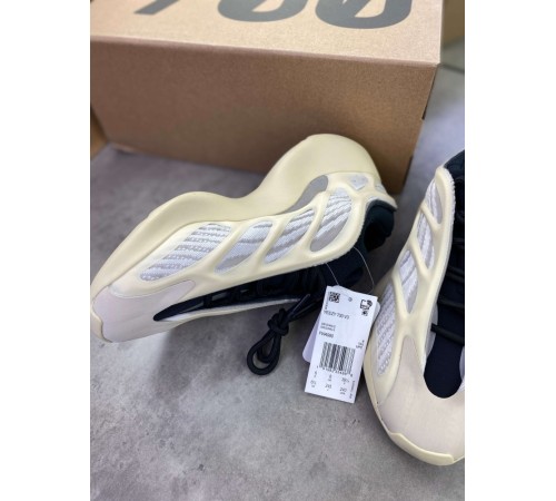 Кроссовки Adidas Yeezy Boost 700  V3 Azael бежевого цвета ob381