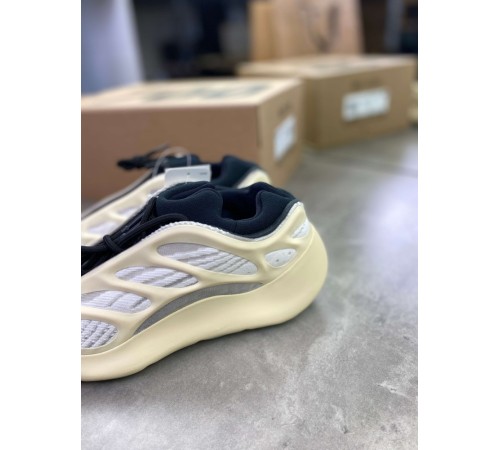 Кроссовки Adidas Yeezy Boost 700  V3 Azael бежевого цвета ob381