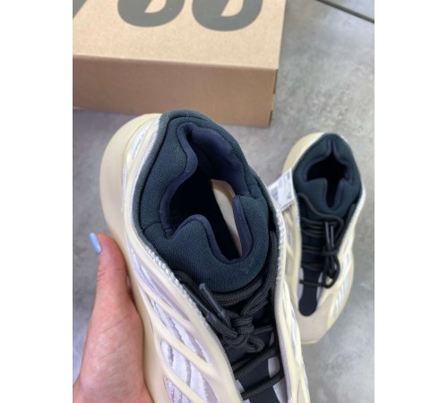 Кроссовки Adidas Yeezy Boost 700  V3 Azael бежевого цвета ob381