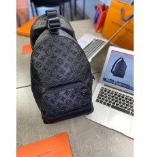 Сумка-слинг черного цвета Louis Vuitton Racer Monogram Shadow leather c773