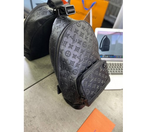 Сумка-слинг черного цвета Louis Vuitton Racer Monogram Shadow leather c773