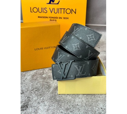 Ремень серый LV Initials Monogram Eclipse с черной пряжкой