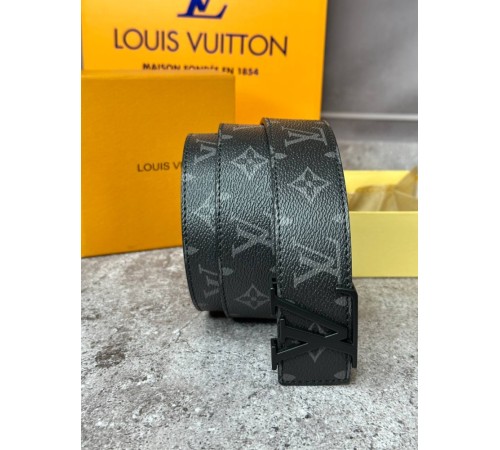 Ремень серый LV Initials Monogram Eclipse с черной пряжкой