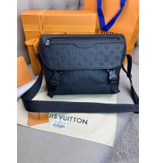 Месенджер чорна Louis Vuitton Voyager PM Monogram Shadow c872