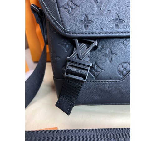 Месенджер чорна Louis Vuitton Voyager PM Monogram Shadow c872