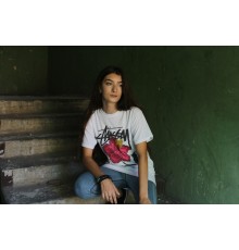 Белая футболка с ярким принтом Stussy